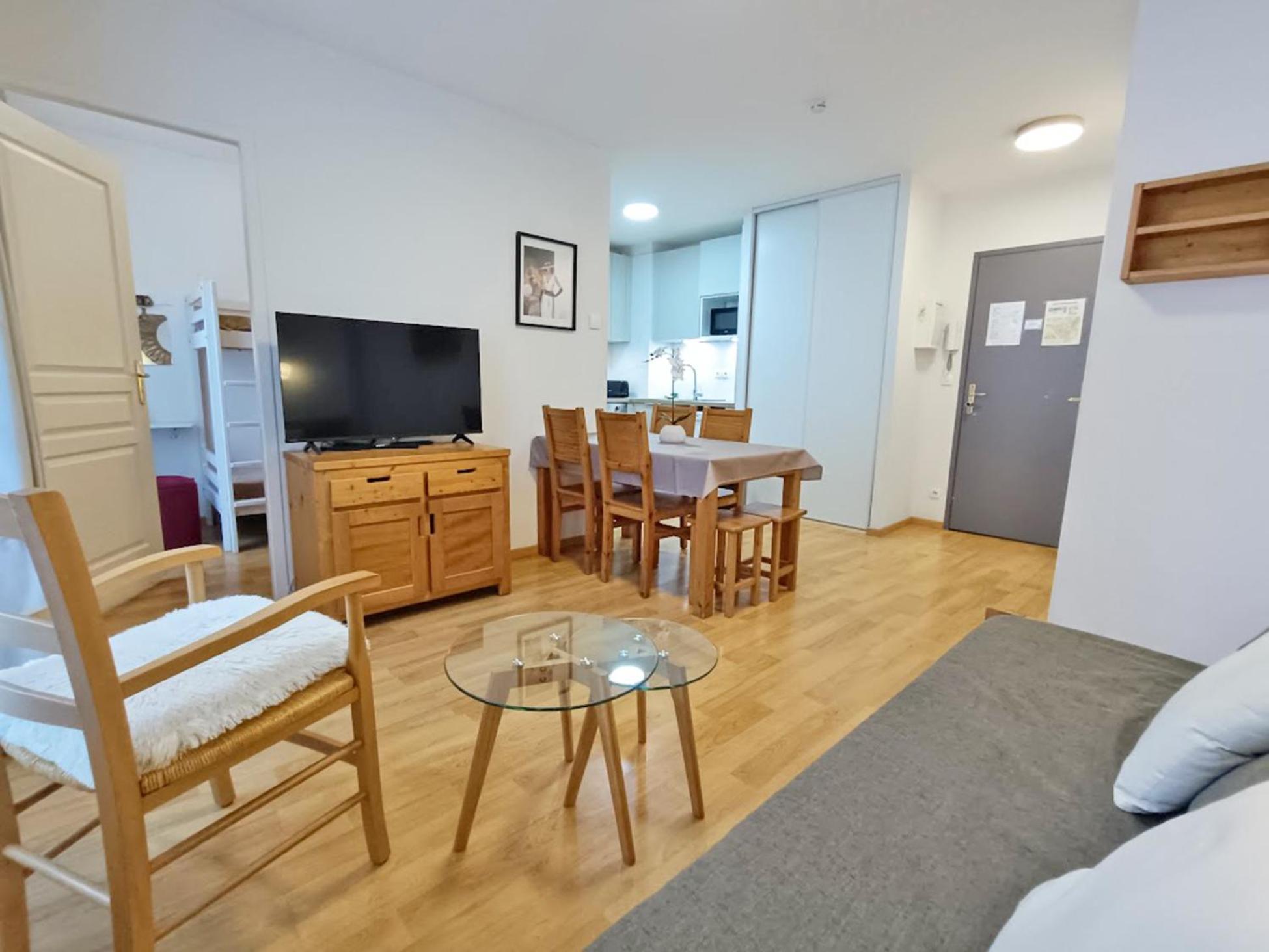 L'Eterlou, T3, Centre Luchon, Wifi, Casier A Skis, Ascenseur, 6 Personnes Bagneres-de-Luchon Luaran gambar